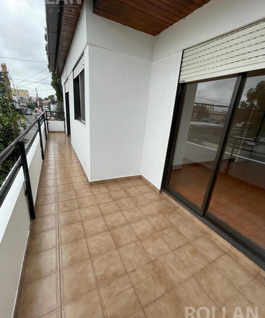 VENTA DEPARTAMENTO DE 3 AMBIENTES EN CARAPACHAY CENTRO COMERCIAL