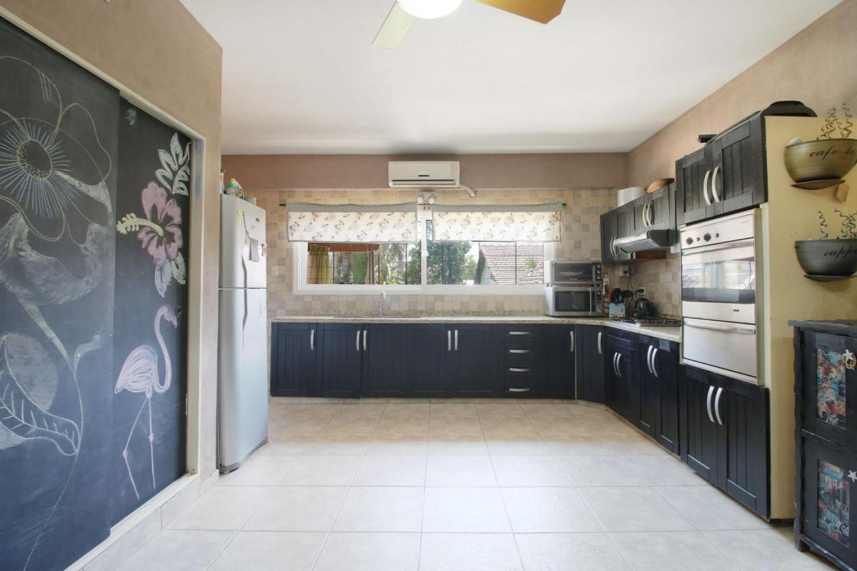 Casa en Venta en Olivos, 4 Dorm. Parque y Cochera. 1