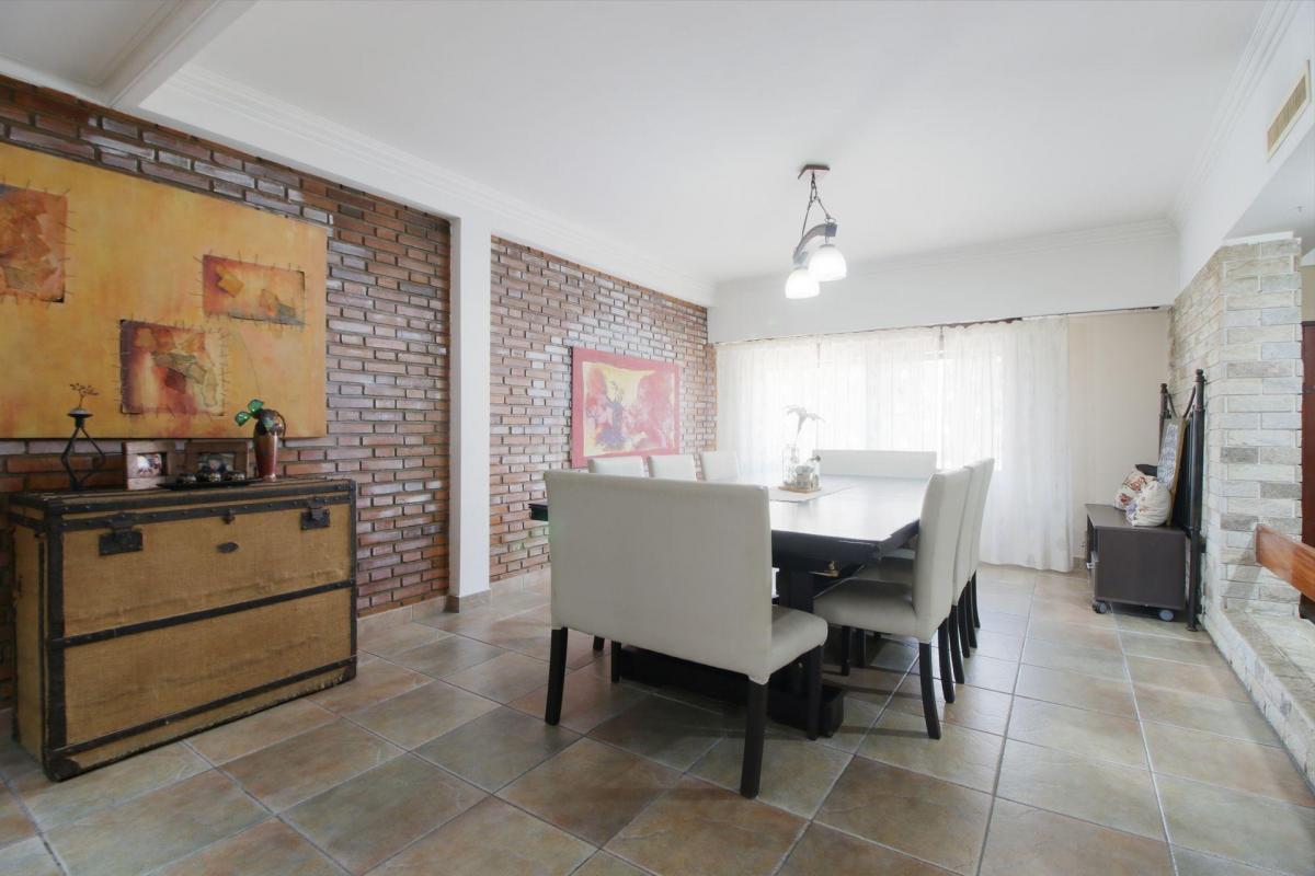Casa en Venta en Olivos, 4 Dorm. Parque y Cochera. 2