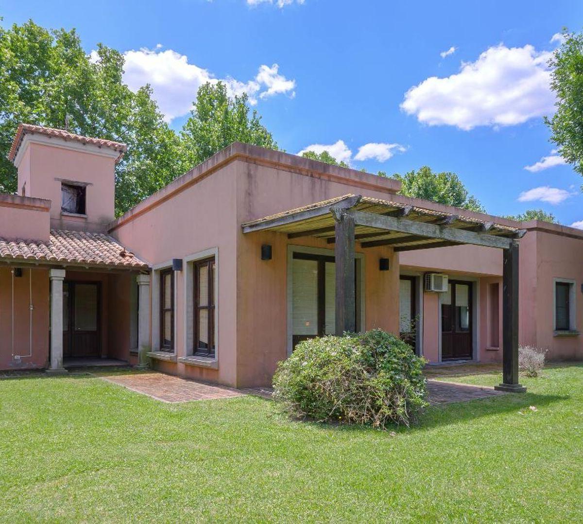 Venta Casa en Barrio Privado Haras del Sol 4
