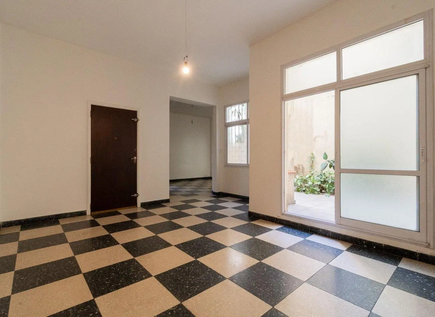 Venta depto 5 amb con dependencia y patio 2
