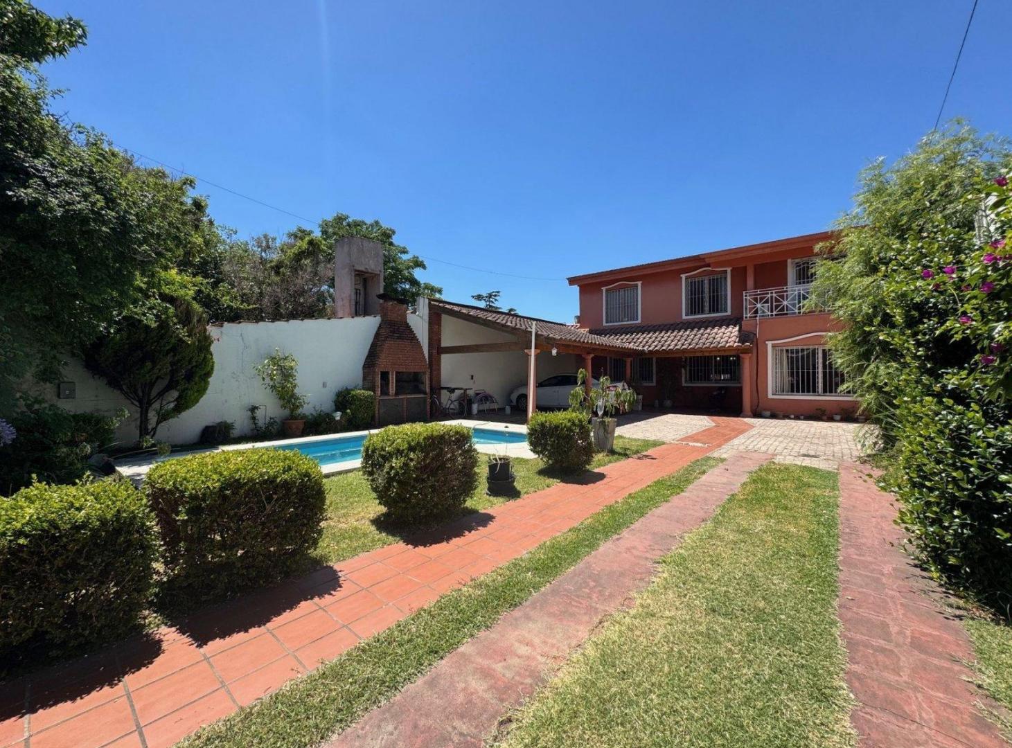 Casa en venta 4 dorm., pileta, jardín Don Torcuato