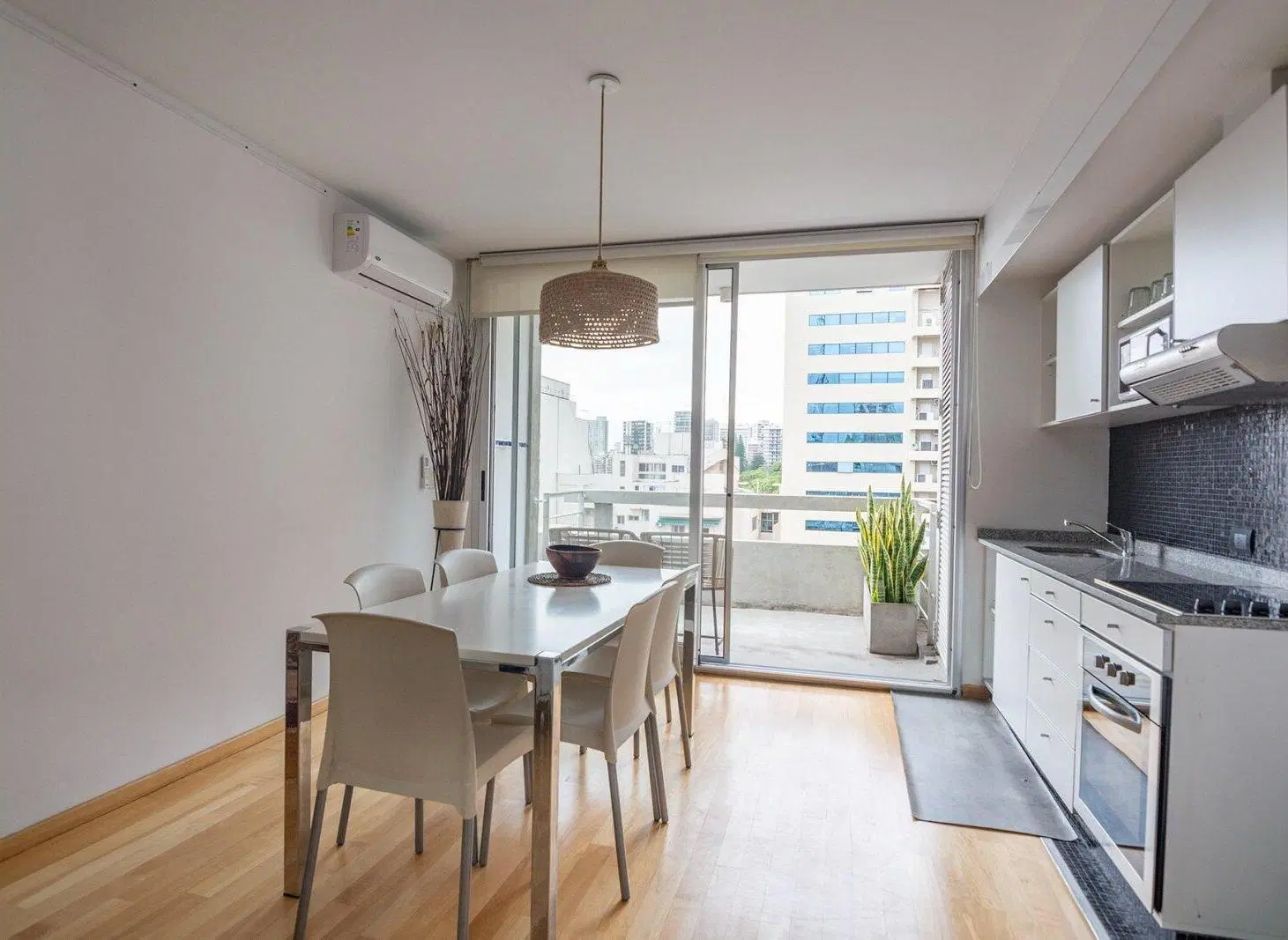 Venta monoambiente, doble altura en Belgrano con balcón aterrazado y amenities. 2