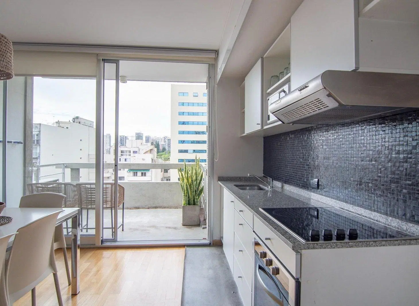 Venta monoambiente, doble altura en Belgrano con balcón aterrazado y amenities. 3