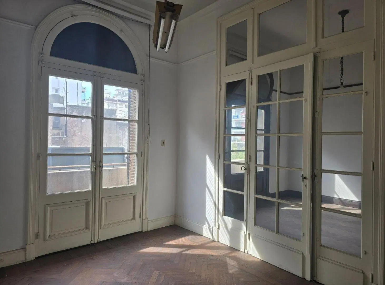 Venta depto de estilo-6amb c/ luz y balcon-ONCE 2