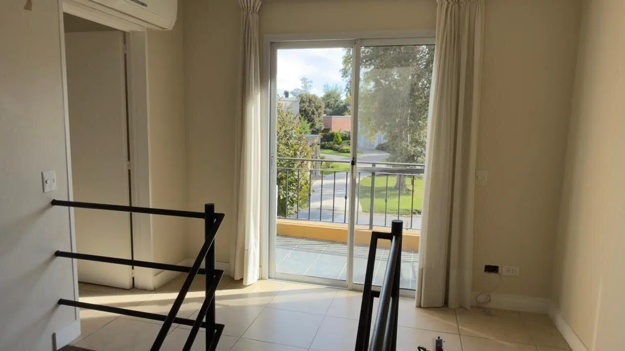 Venta Casa 5 ambientes con parrilla y pileta en el privilegiado barrio El Aromo 8