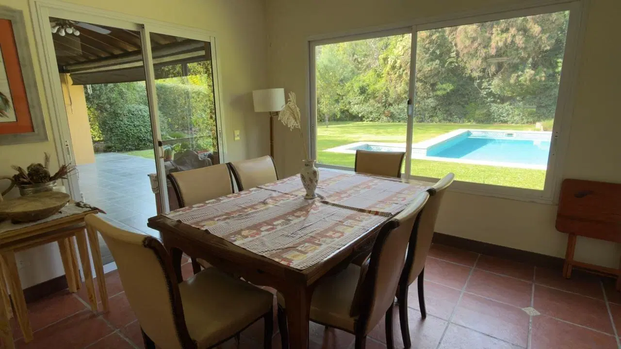 Venta Casa 5 ambientes con parrilla y pileta en el privilegiado barrio El Aromo 3