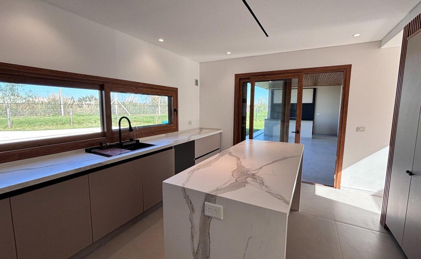 Venta Casa a estrenar 5 amb. -Barrio Laguna Grande, Villanueva