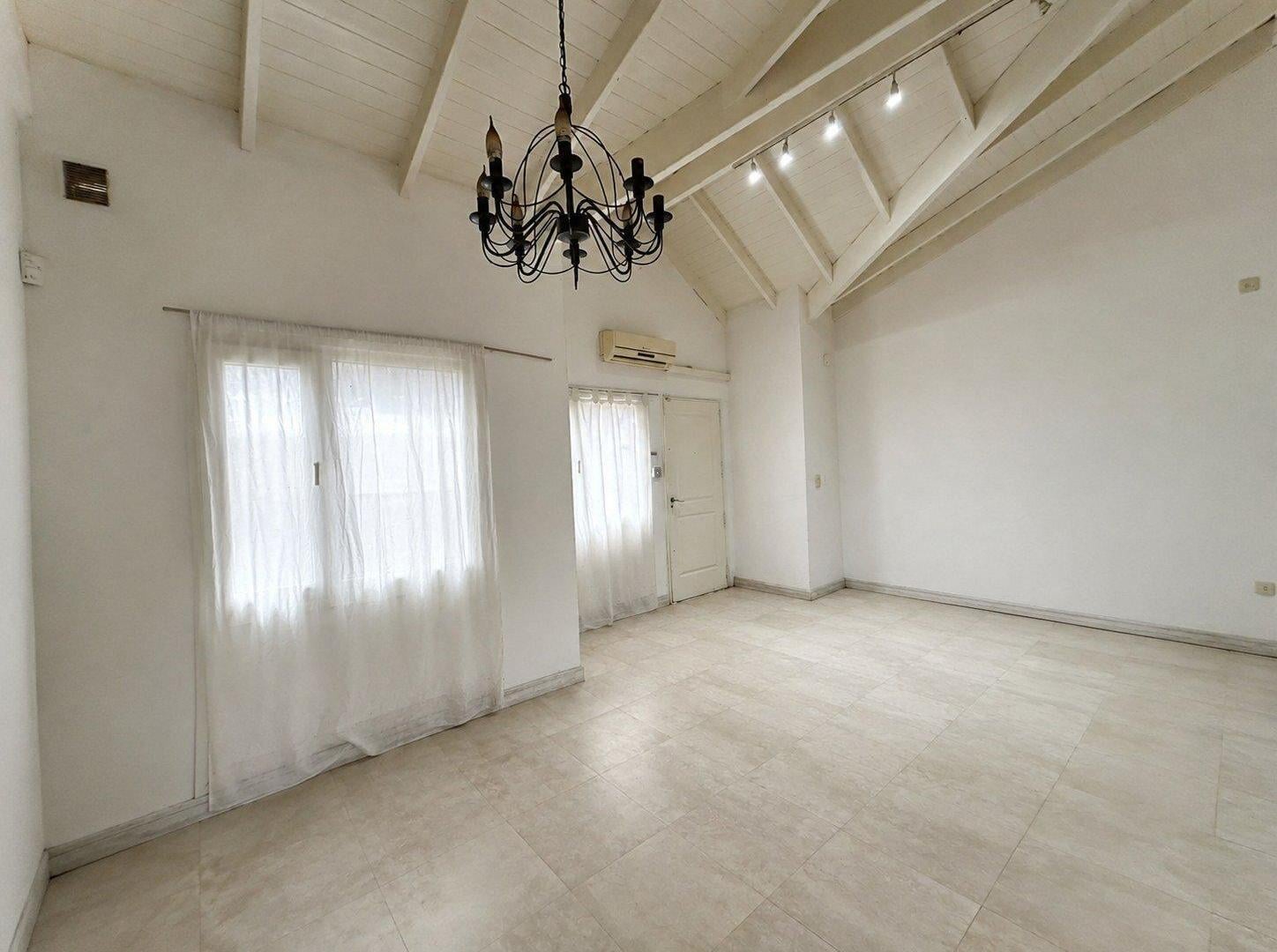 Venta | Casa c/pileta + Edif. p/ Taller | Luján Centro | Sale a 2 calles | gran lote B° semi cerrado