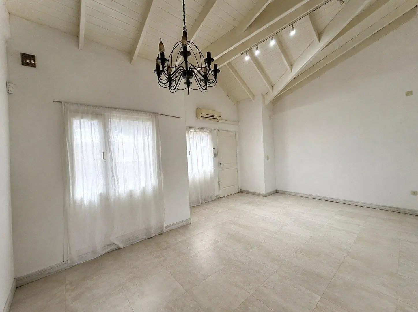 Venta | Casa c/pileta + Edif. p/ Taller | Luján Centro | Sale a 2 calles | gran lote B° semi cerrado 4