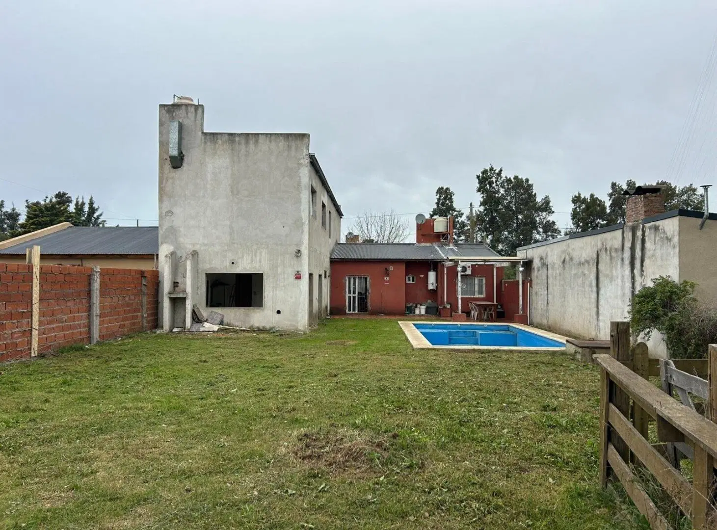 Venta | Casa c/pileta + Edif. p/ Taller | Luján Centro | Sale a 2 calles | gran lote B° semi cerrado 2