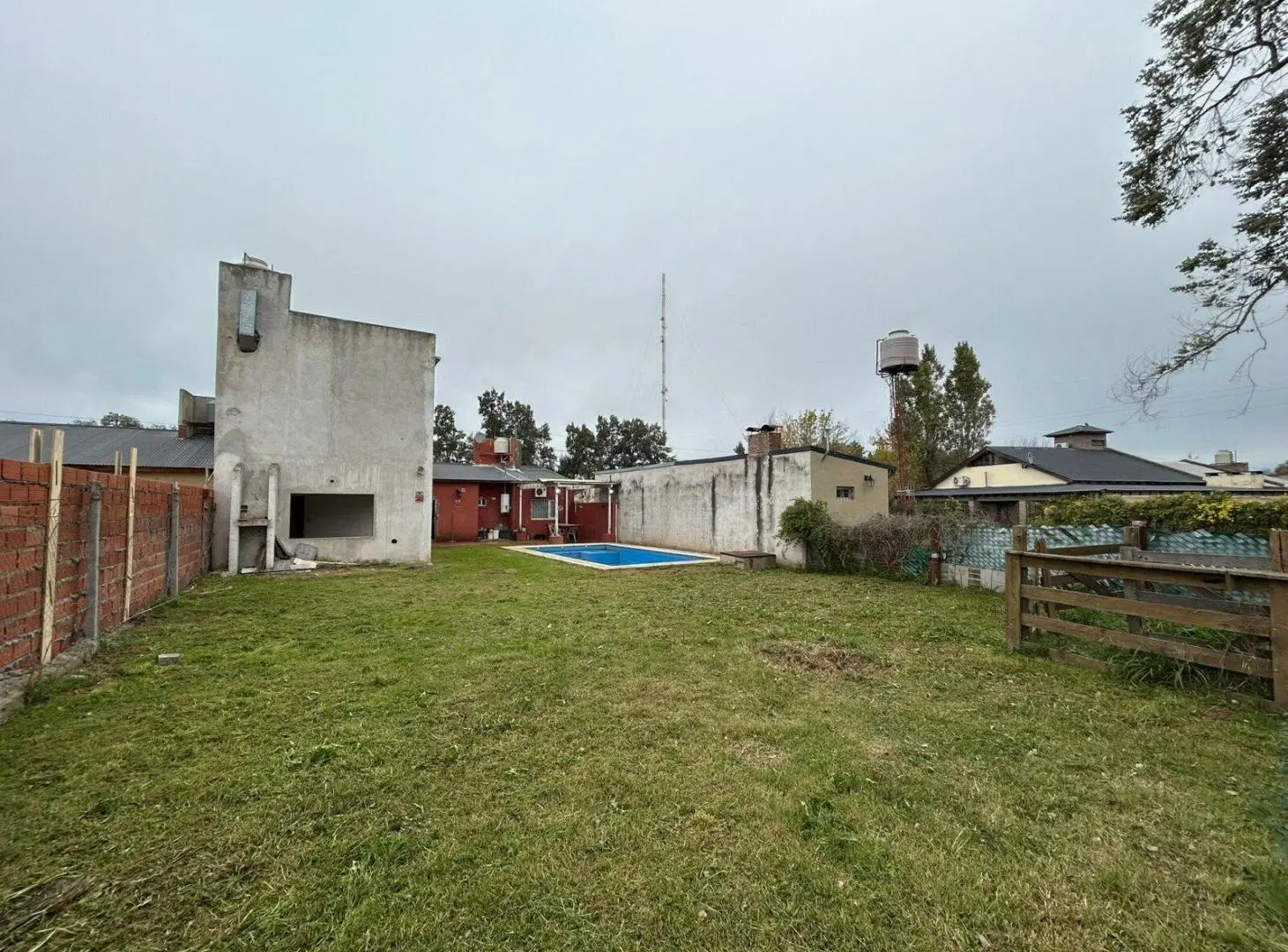 Venta | Casa c/pileta + Edif. p/ Taller | Luján Centro | Sale a 2 calles | gran lote B° semi cerrado 8