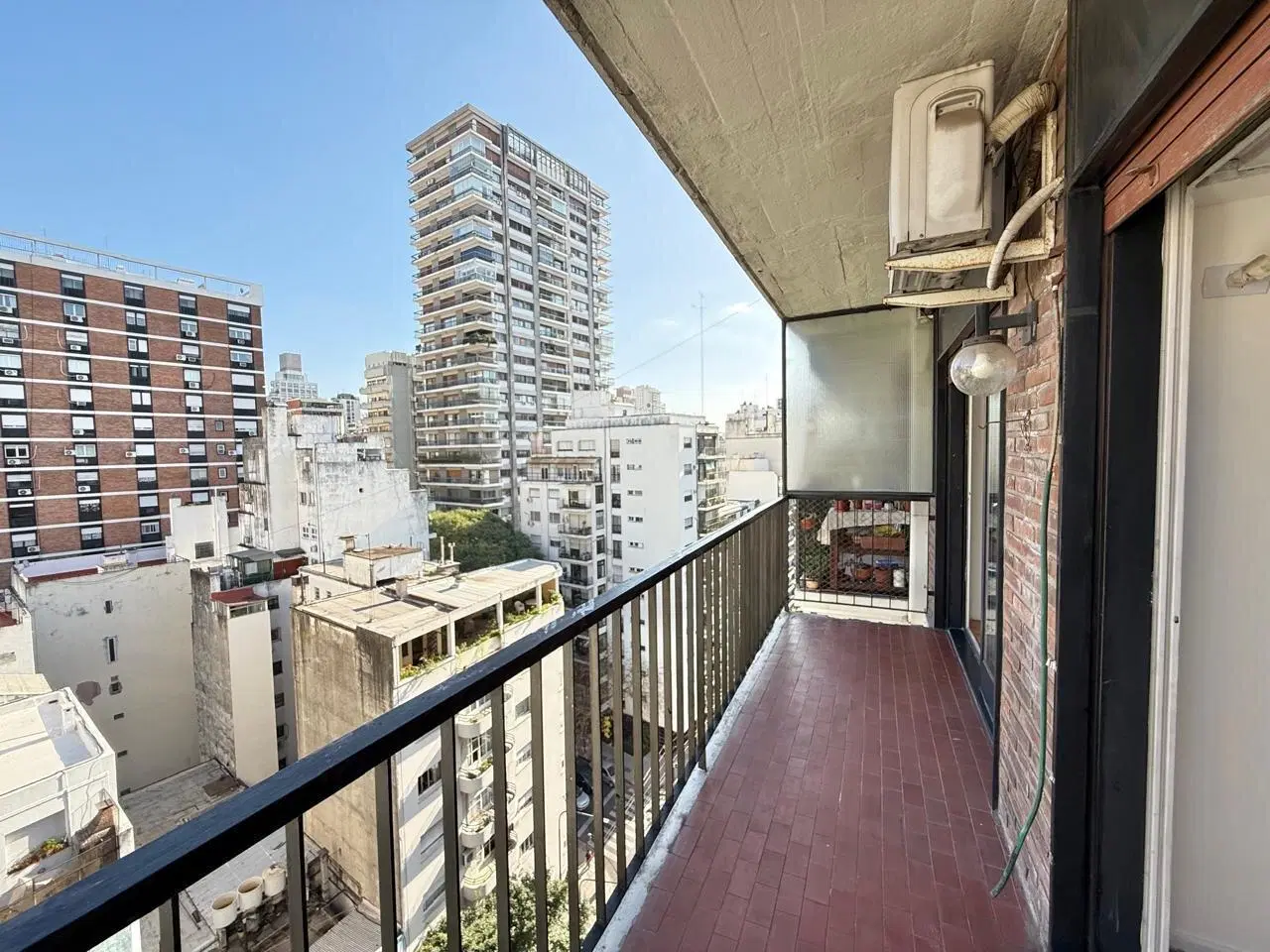 Depto. 3 ambientes, más depend. adaptada como comedor diario, balcón, cochera y baulera en Belgrano 5