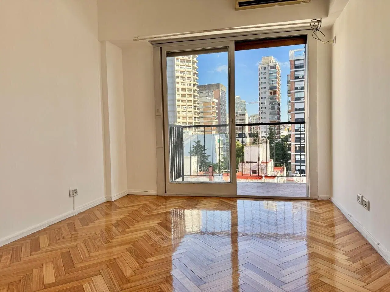 Depto. 3 ambientes, más depend. adaptada como comedor diario, balcón, cochera y baulera en Belgrano 4