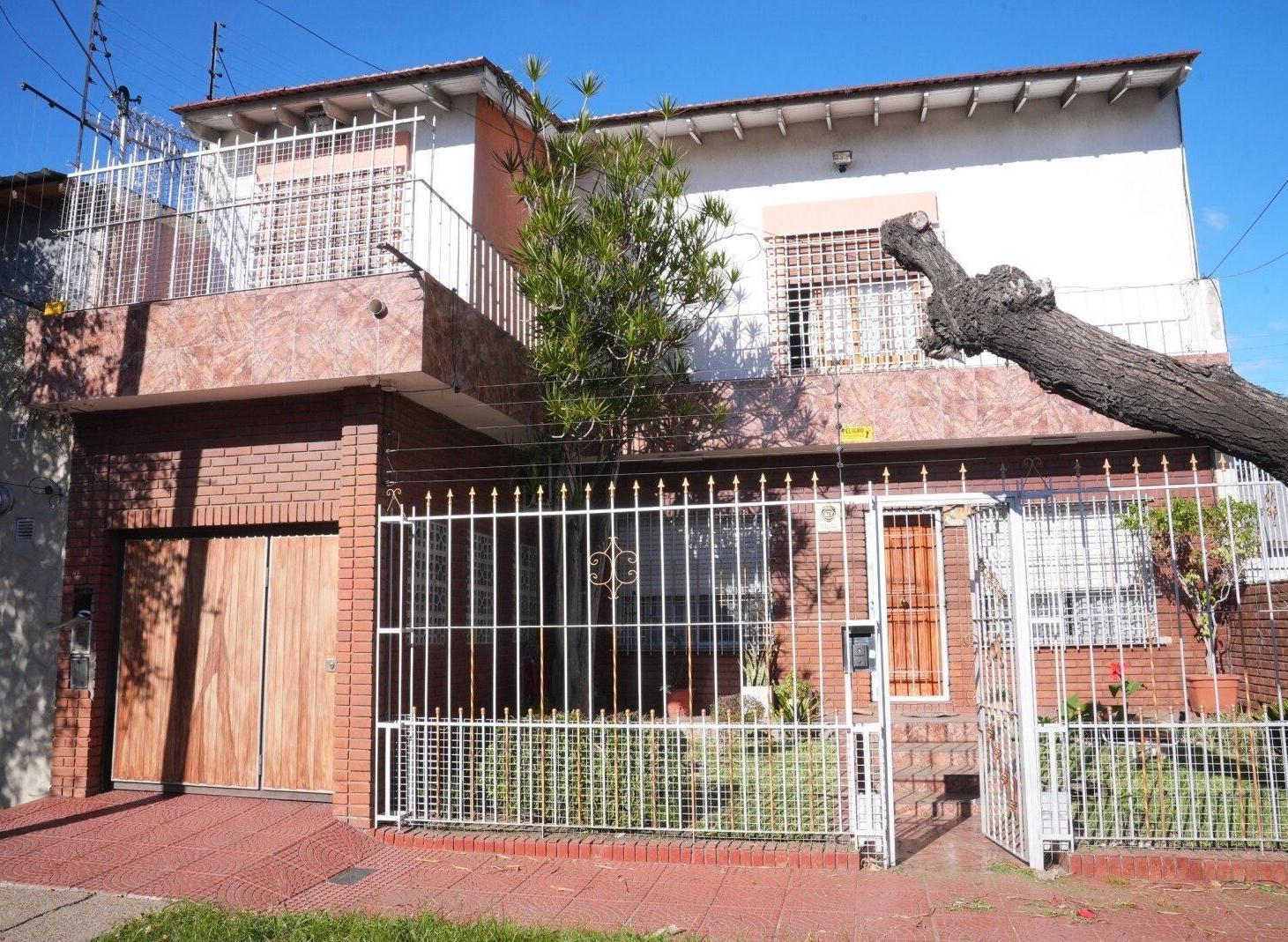 Venta casa de dos plantas con pileta, wilde.