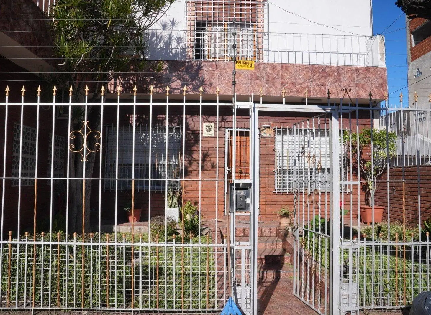 Venta casa de dos plantas con pileta, wilde. 2