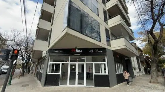 Alquiler Local en esquina de 171 m2 totales con subsuelo 2