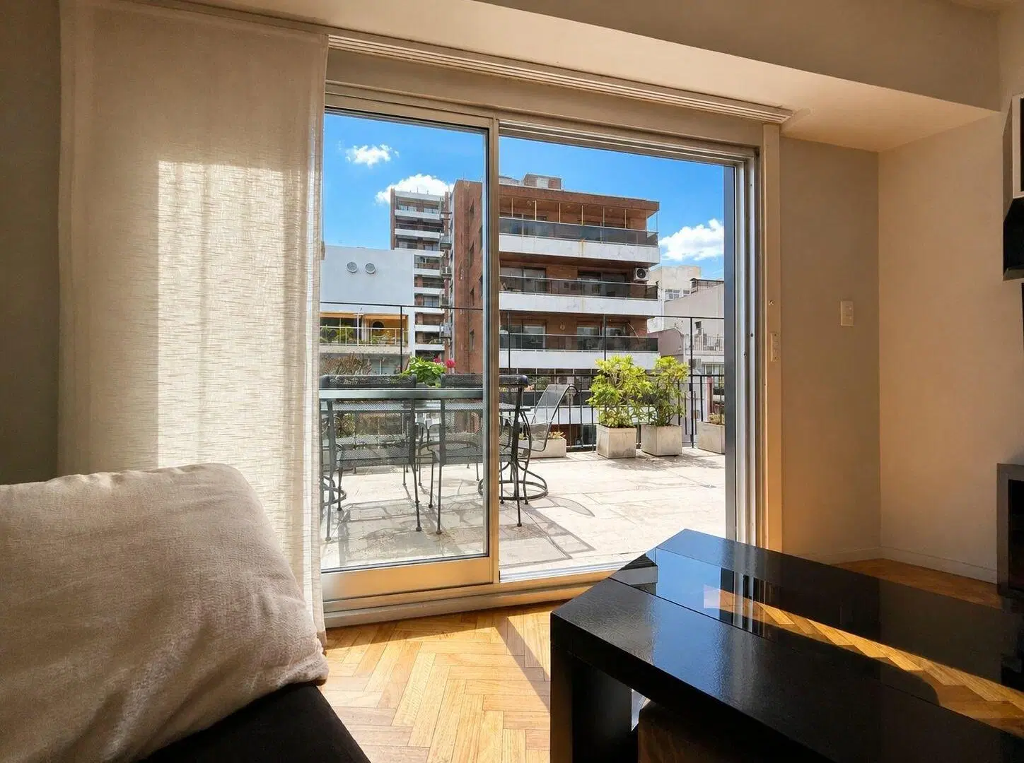 Piso 3 amb, con gran balcón aterrazado, más hab. y baño de serv., en Belgrano pegado a Las Cañitas. 2