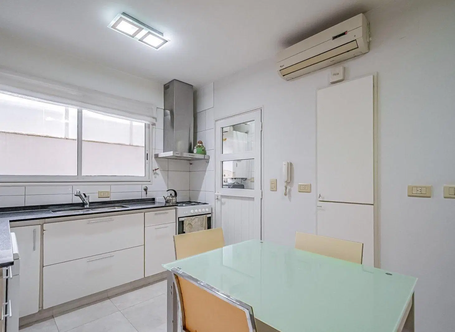 Venta Caballito  4 ambientes, 2 baños, 1 toilette, lavadero, 2 cocheras, baulera, pileta y parrilla. 3