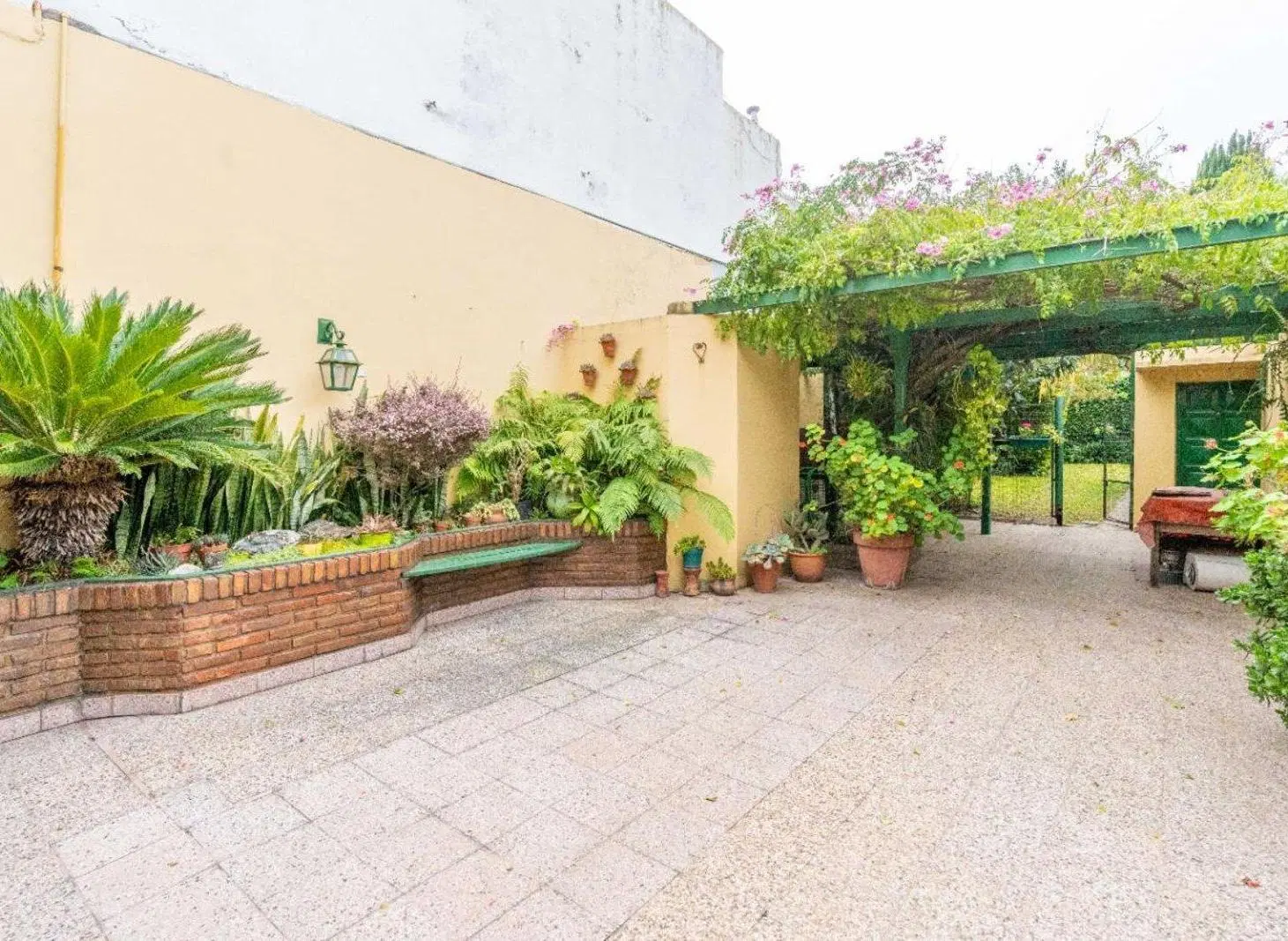 VENTA CASA CON PARQUE Y QUINCHO EN LOMAS DE ZAMORA 4