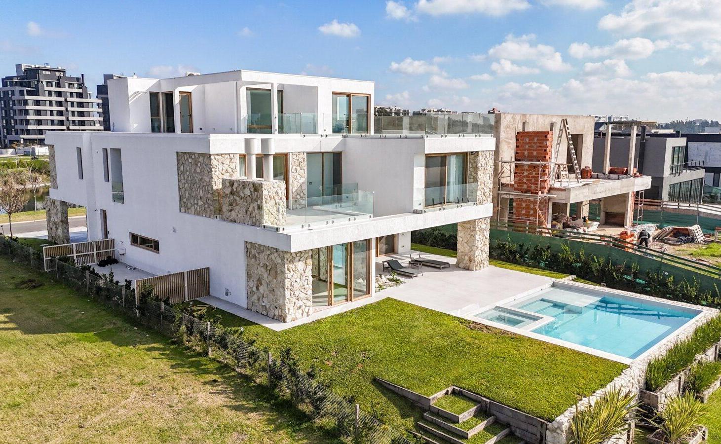 Venta Casa a la laguna 7 amb. en Barrio Los Puentes- Nordelta