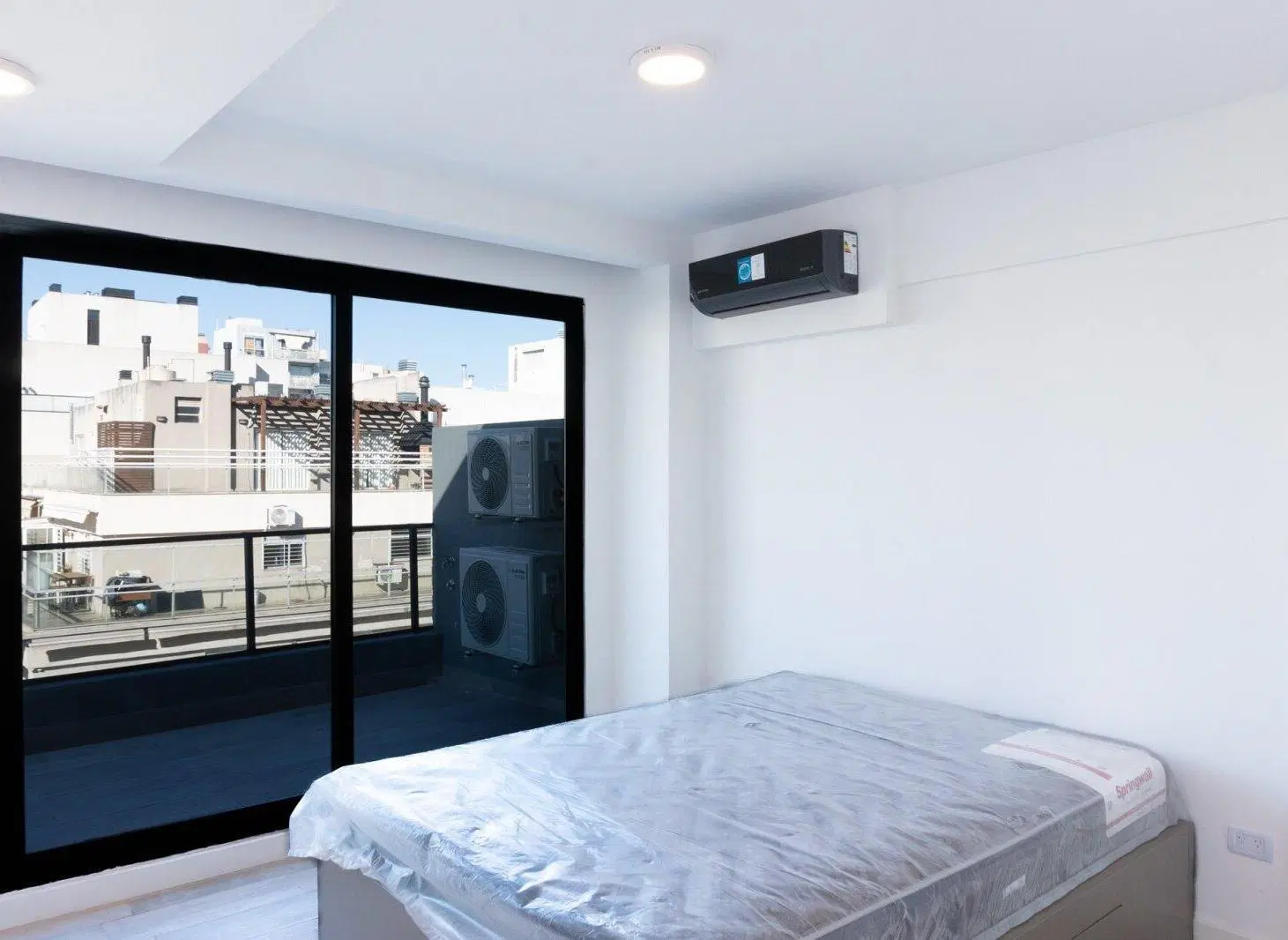 Venta dpto. 4 amb. C/ vista abierta y 2 cocheras 2