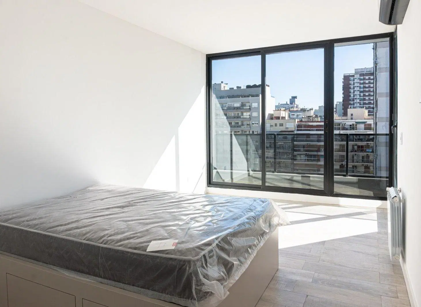 Venta dpto. 4 amb. C/ vista abierta y 2 cocheras 3