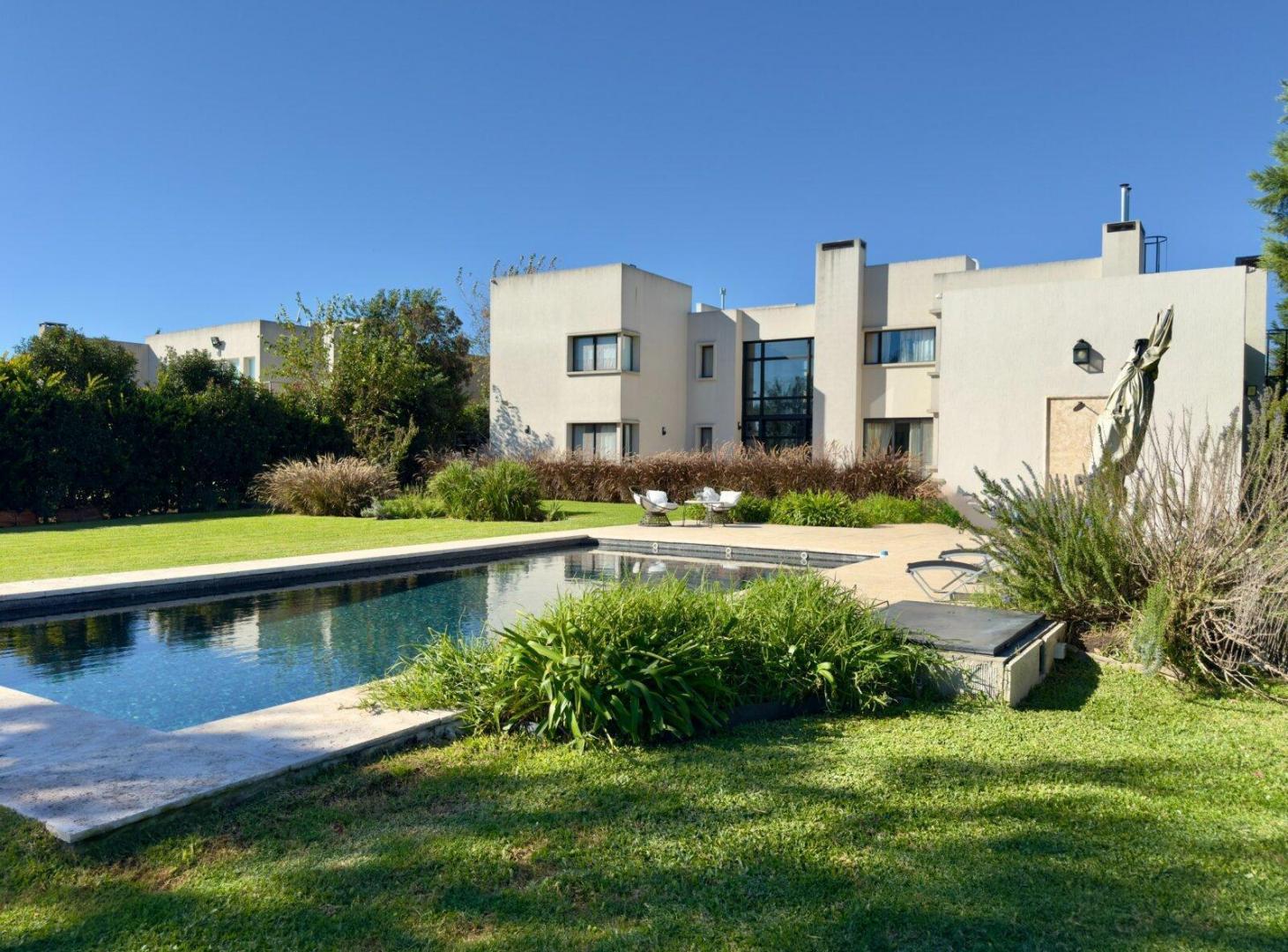 VENTA CASA DE CATEGORÍA CON FONDO AL GOLF EN HARAS DE SANTA MARÍA