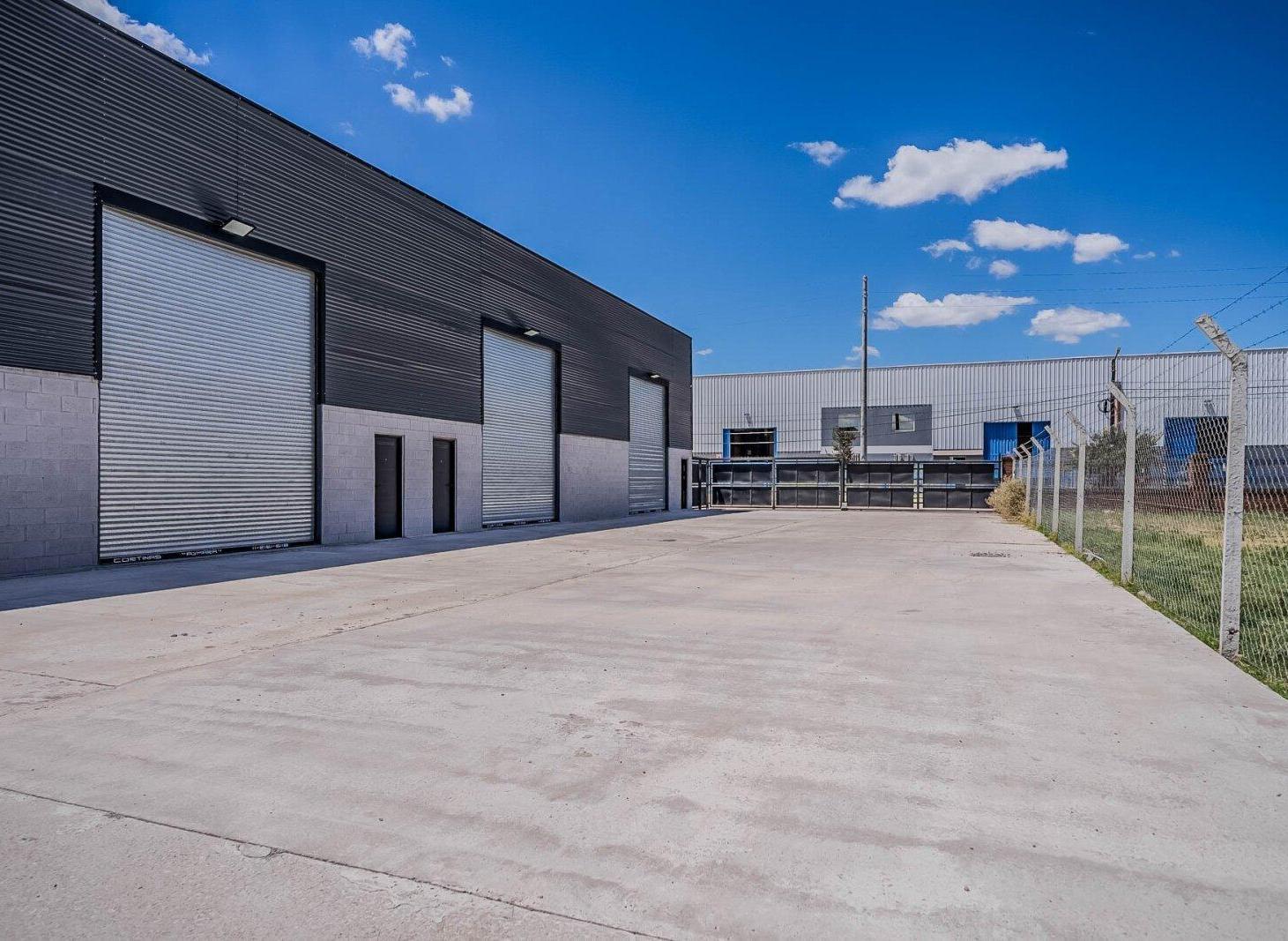 VENTA GALPON CON RENTA 1825 M2 CUBIERTOS PILAR