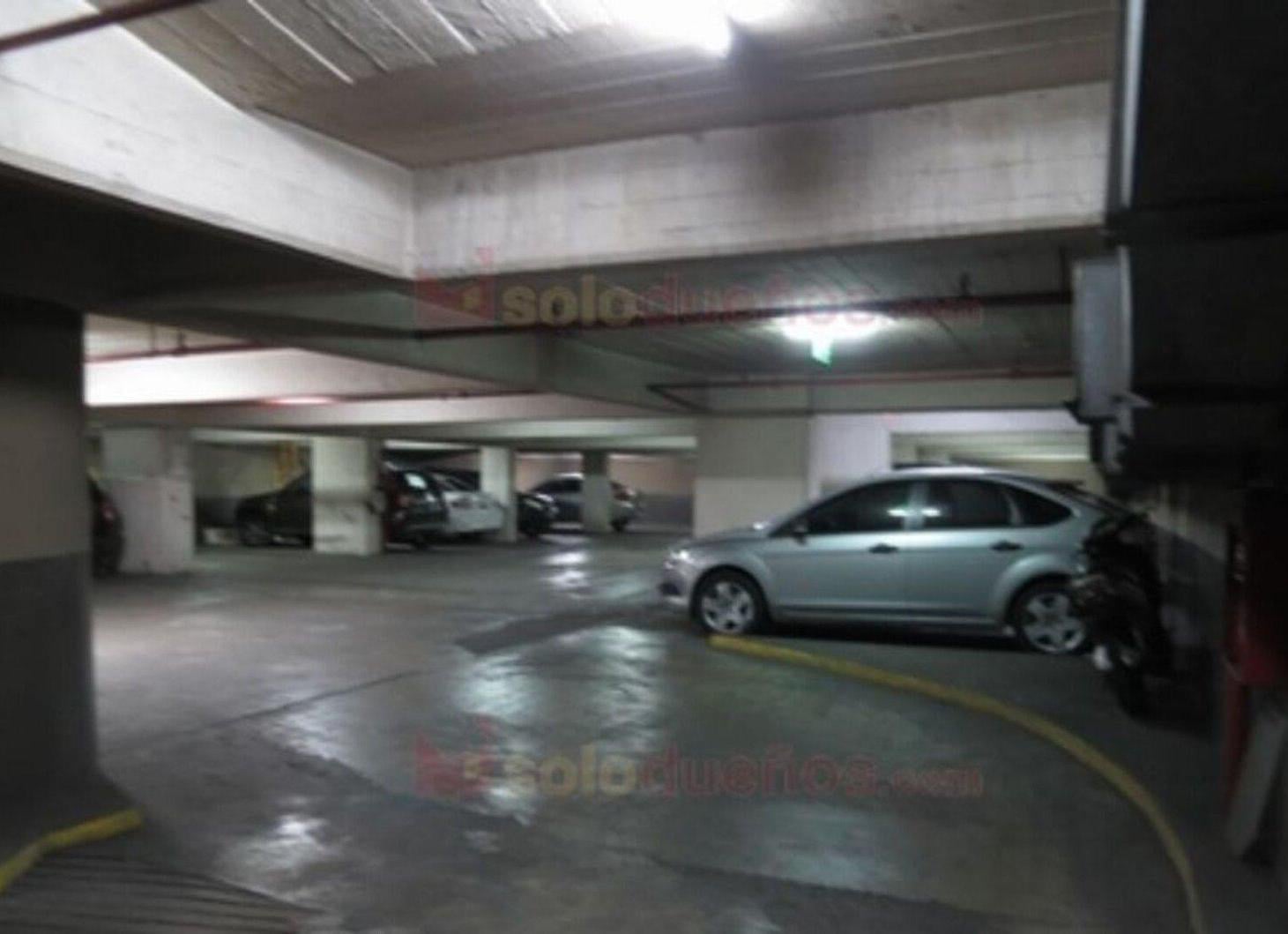 Venta Amplia Cochera en Recoleta - Edificio de Categoría
