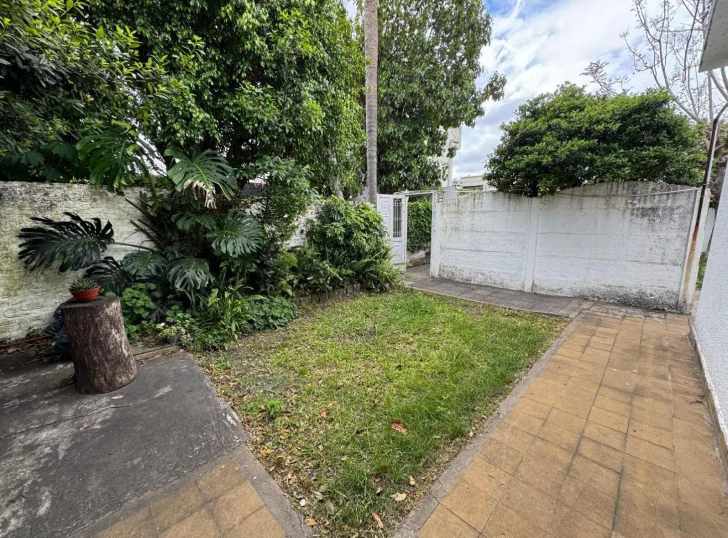 VENTA CASA CON PARQUE EN BANFIELD 3