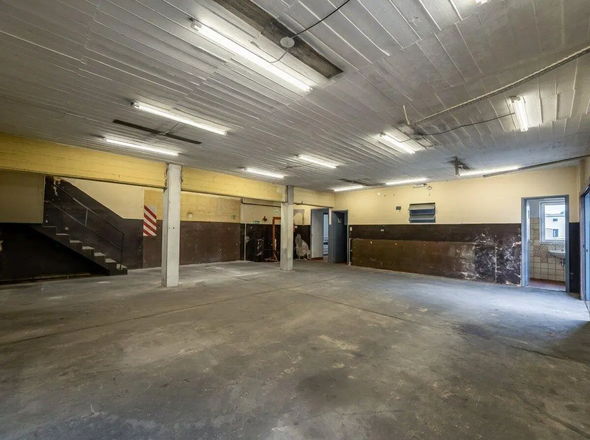 LOCAL ESQUINA COMERCIAL SOBRE AV. ILLIA | 367 m² Cubiertos | Local + Oficinas + Depósito 5