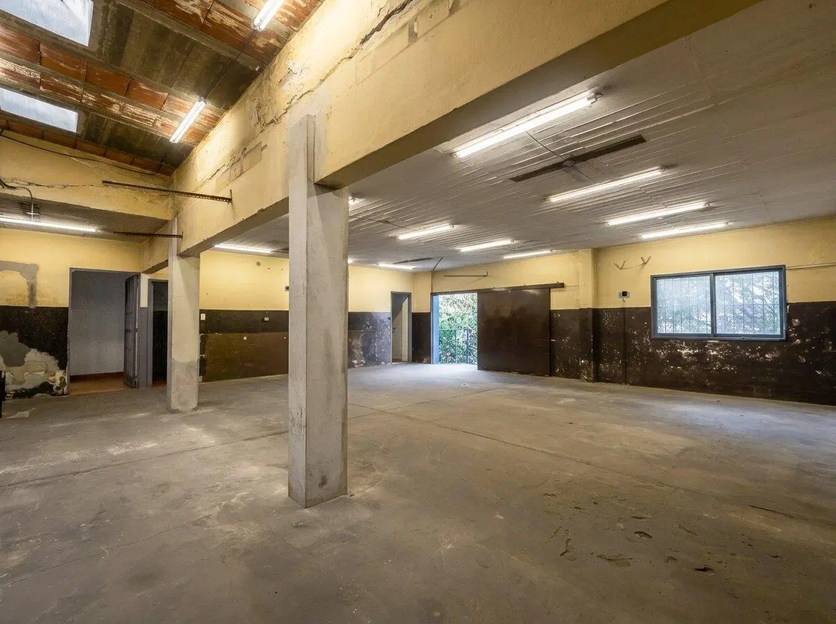 LOCAL ESQUINA COMERCIAL SOBRE AV. ILLIA | 367 m² Cubiertos | Local + Oficinas + Depósito 3