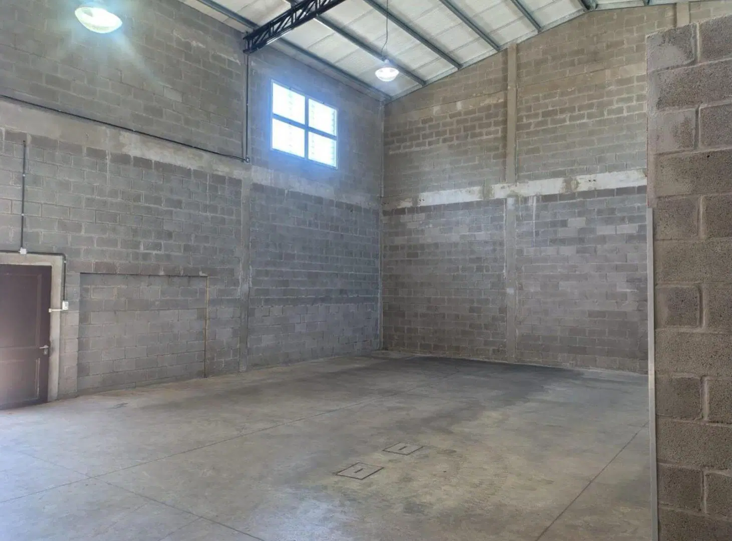 VENTA GALPON EN LOTE DE 436 MTS2 EN BURZACO 5