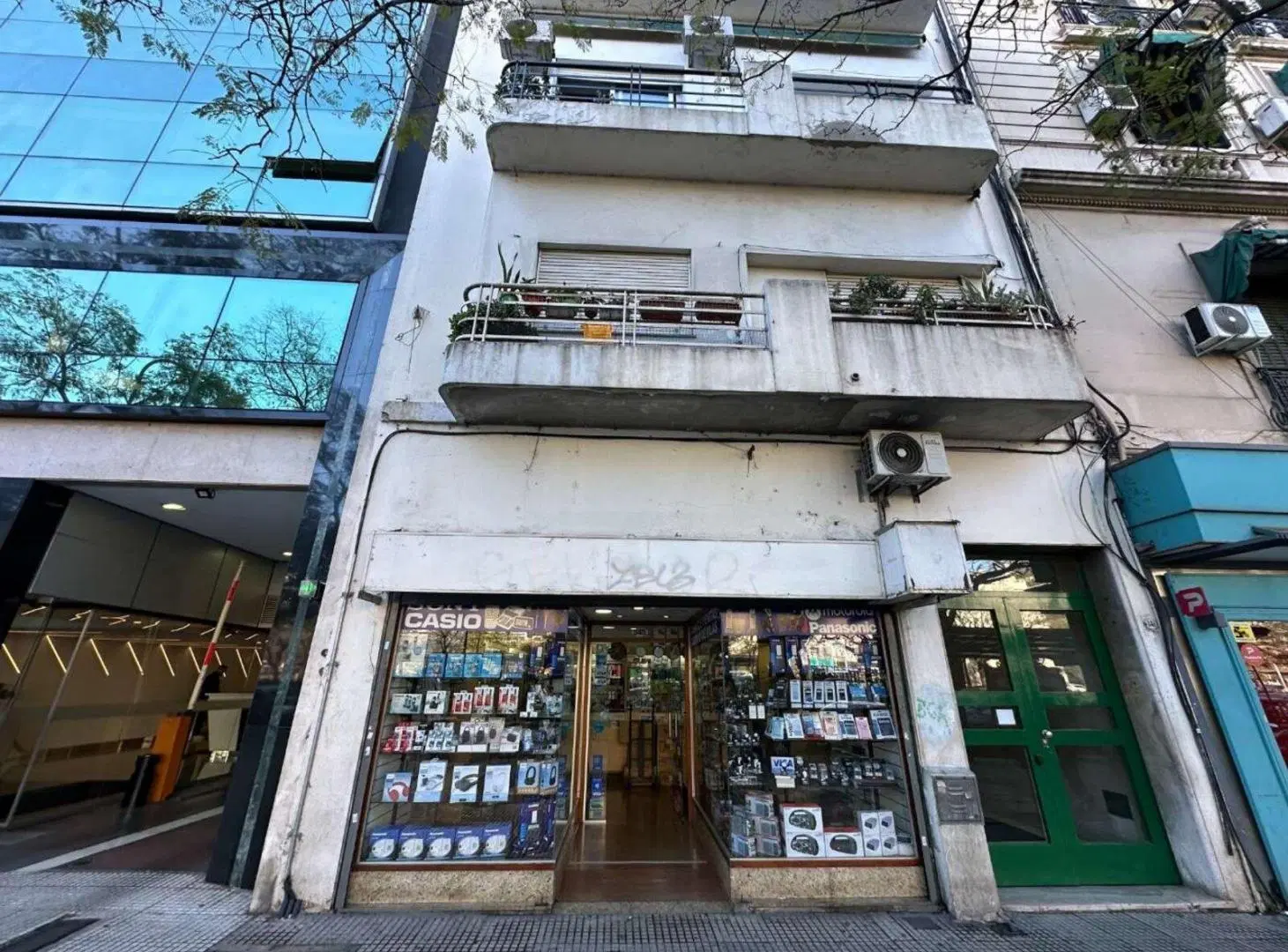 En venta local comercial sobre Carlos Pellegrini 2