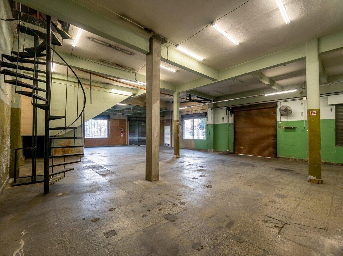 ESQUINA COMERCIAL SOBRE AV. ILLIA | 367 m² Cubiertos | Local + Oficinas + Depósito