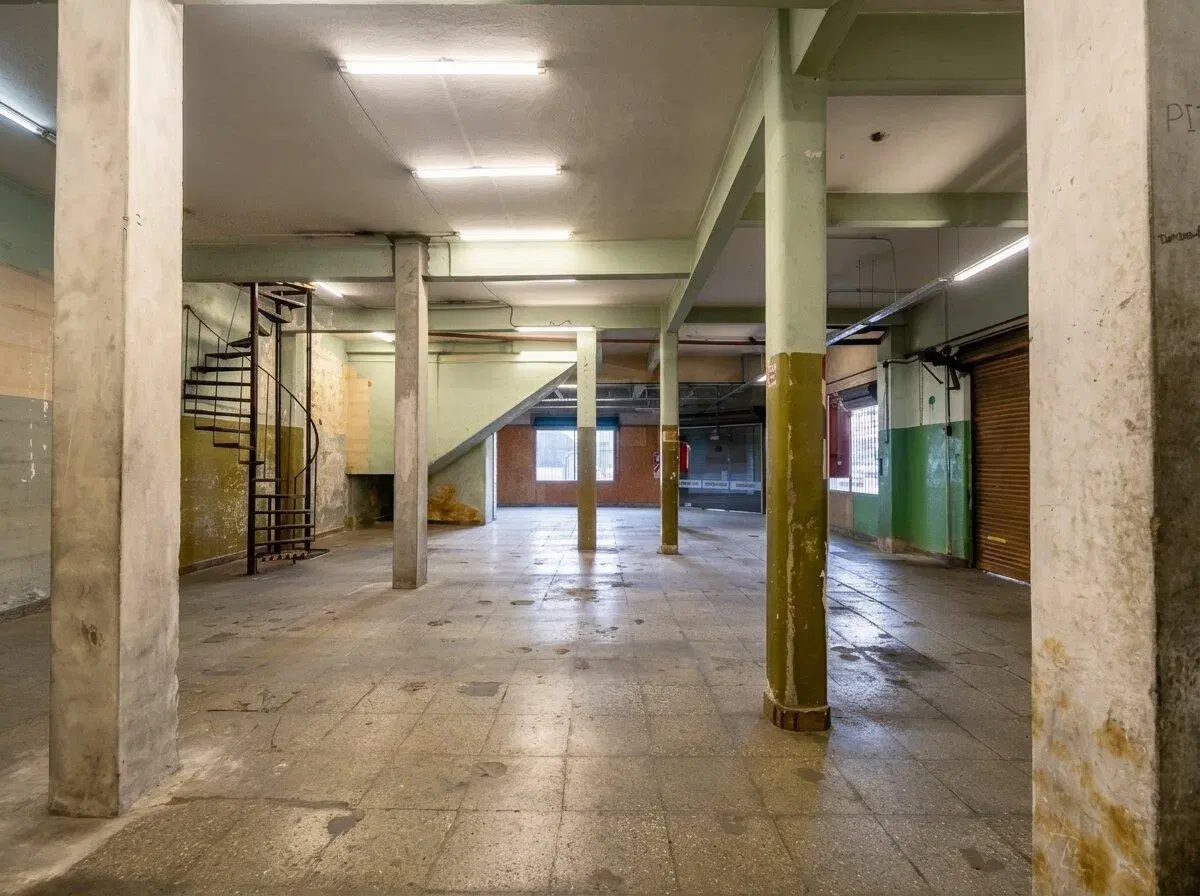 ESQUINA COMERCIAL SOBRE AV. ILLIA | 367 m² Cubiertos | Local + Oficinas + Depósito 2