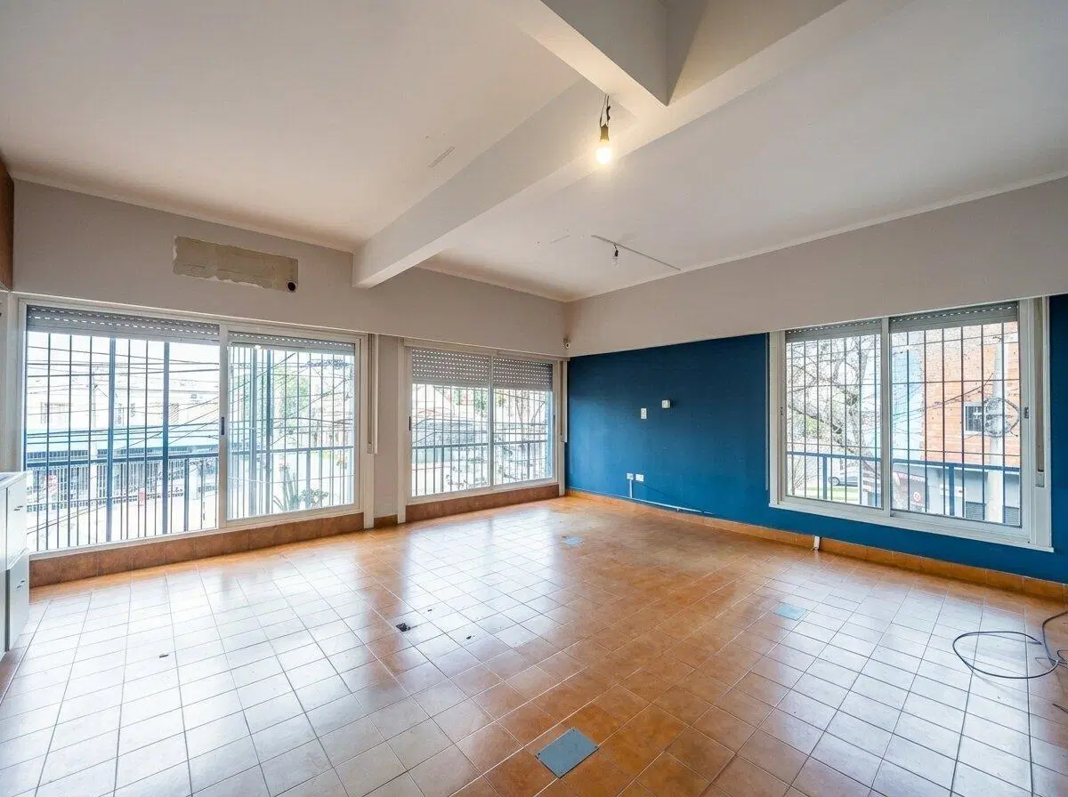 ESQUINA COMERCIAL SOBRE AV. ILLIA | 367 m² Cubiertos | Local + Oficinas + Depósito 4