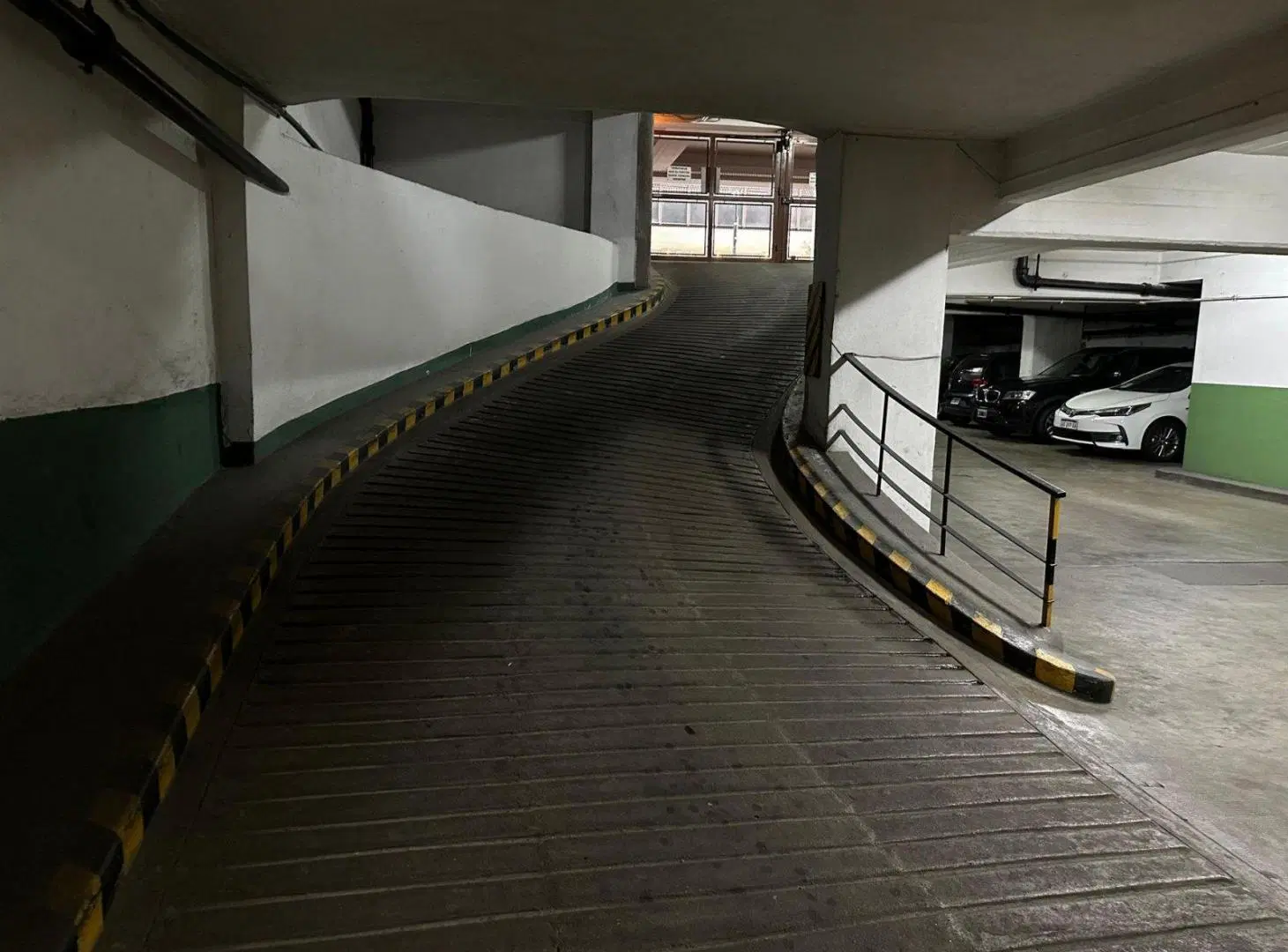 VENTA COCHERA EN EXCELENTE UBICACION EN RETIRO 4