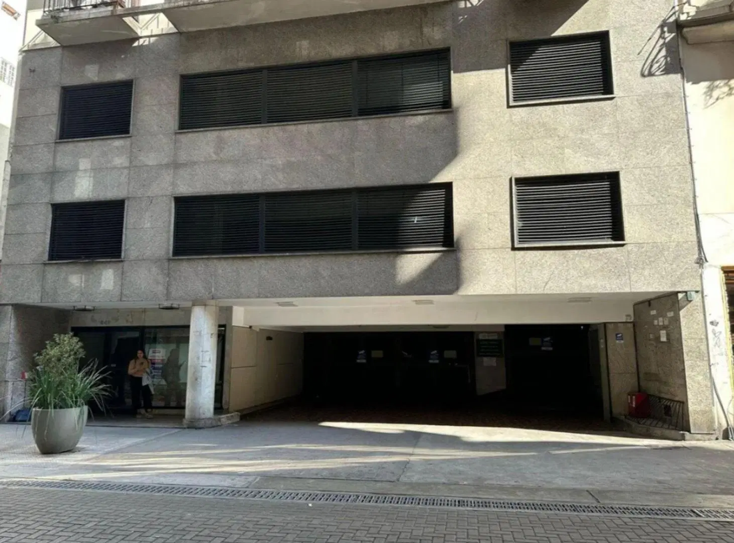 VENTA COCHERA EN EXCELENTE UBICACION EN RETIRO 5