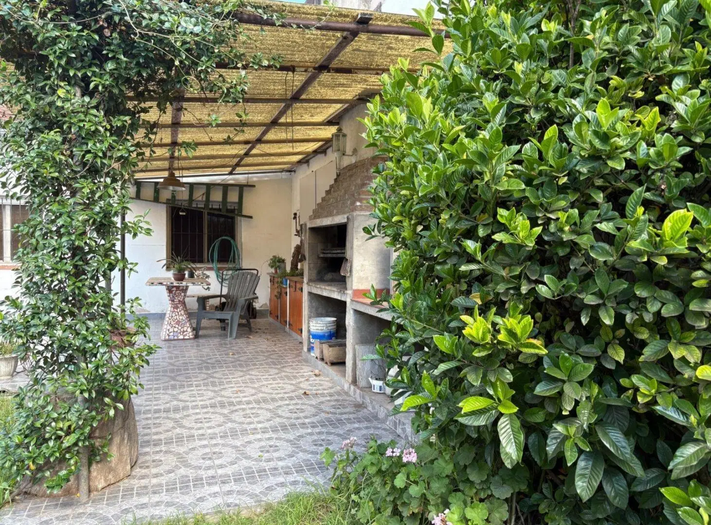 Casa en lote propio 10 x 33 con gran Jardin y cochera. Martinez zona Unicenter 5