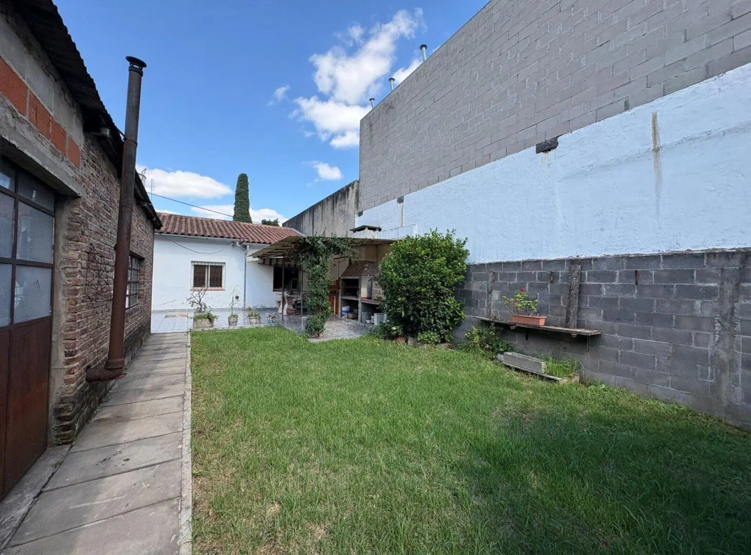 Casa en lote propio 10 x 33 con gran Jardin y cochera. Martinez zona Unicenter 2