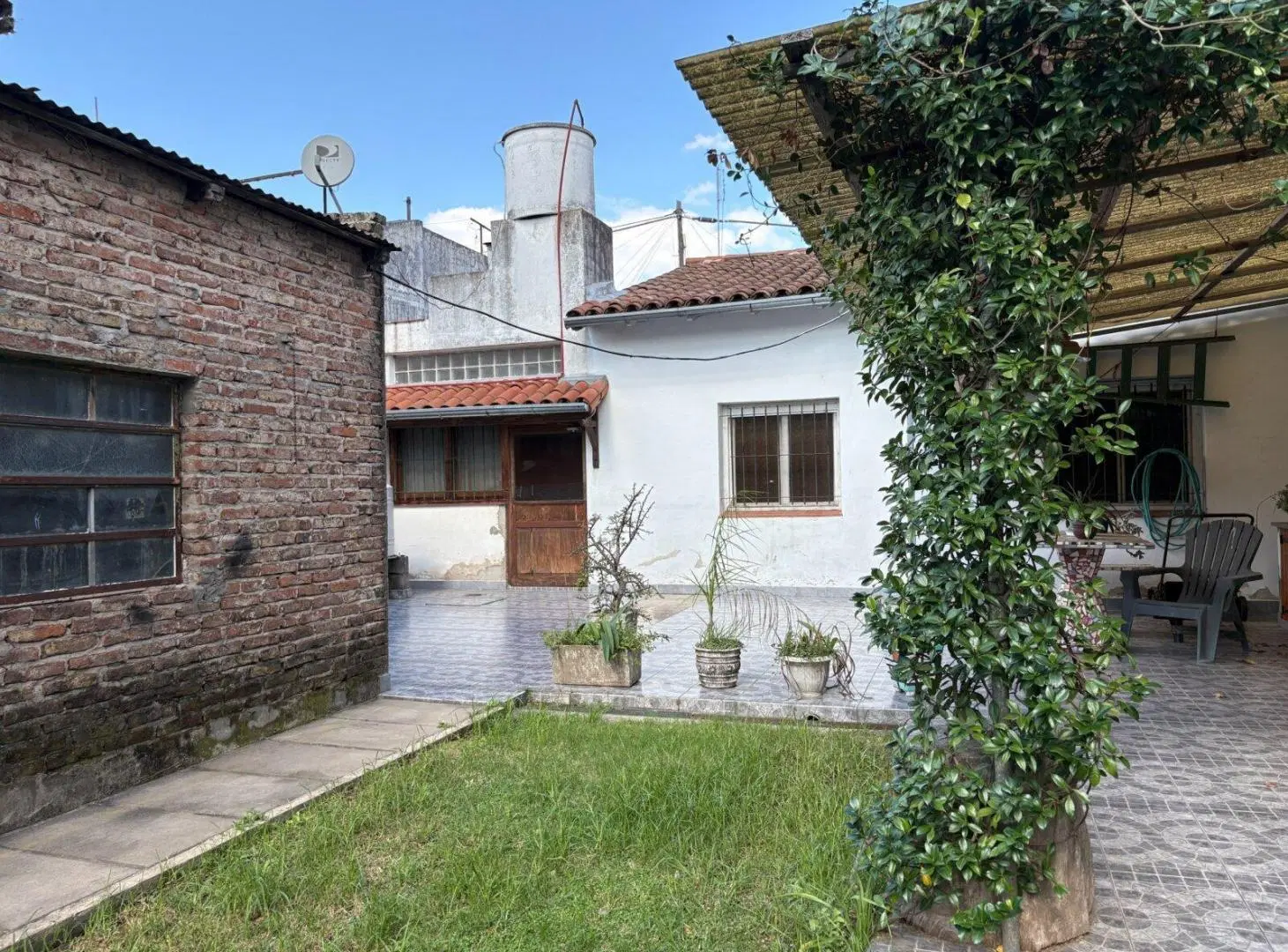 Casa en lote propio 10 x 33 con gran Jardin y cochera. Martinez zona Unicenter 3
