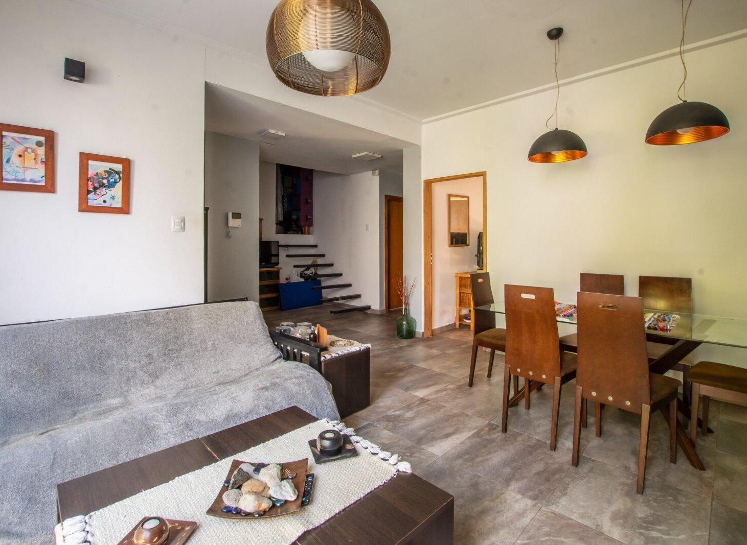 CASA 3 AMBIENTES C/ COCHERA Y GRAN DE FONDO (51m2)