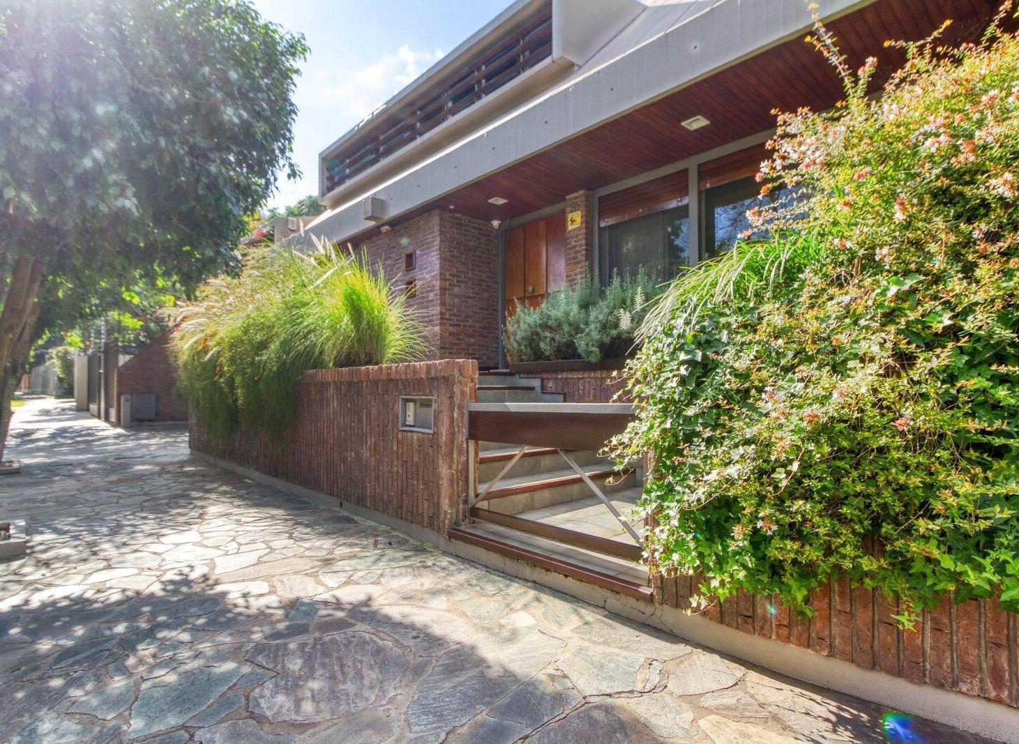 VENTA CASA ACASSUSO 6 AMBIENTES CON DEPENDENCIA PILETA JARDIN QUINCHO