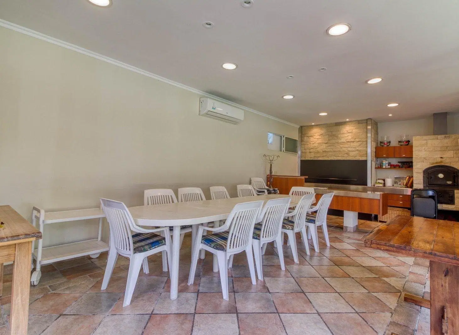 VENTA  CASA  ACASSUSO 6 AMBIENTES CON DEPENDENCIA PILETA JARDIN QUINCHO 4