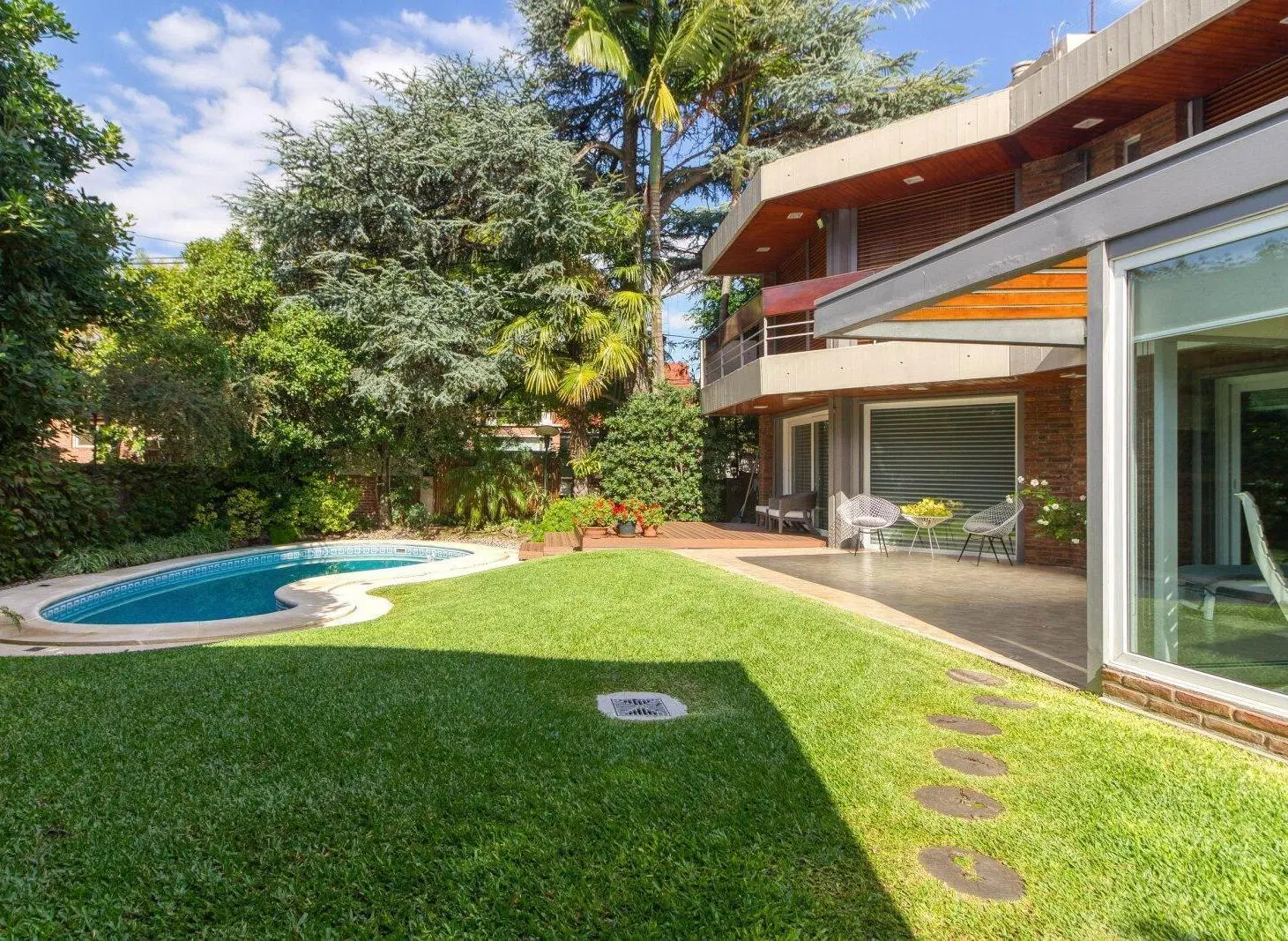 VENTA  CASA  ACASSUSO 6 AMBIENTES CON DEPENDENCIA PILETA JARDIN QUINCHO 2