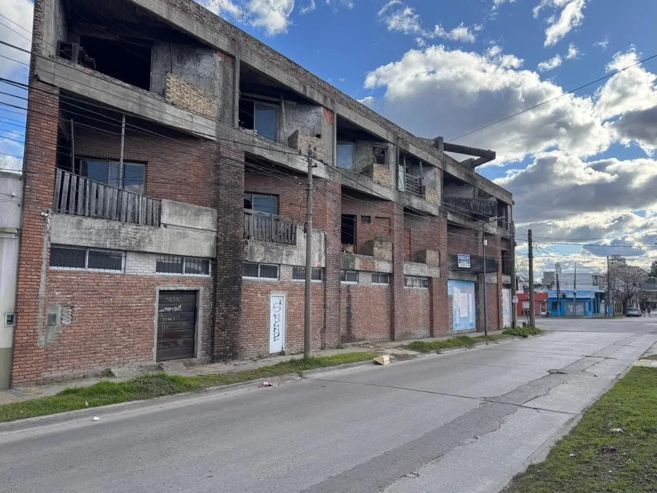 Venta edificio comercial y residencial a terminar Hurlingham sobre avenida Vergara 3