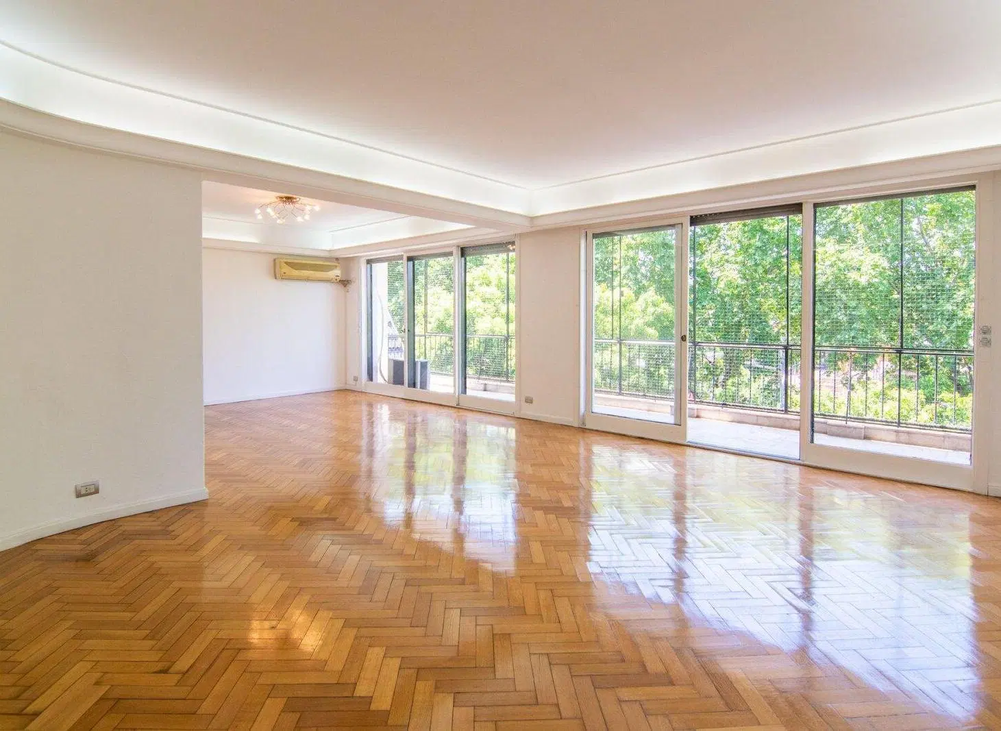 Venta Piso,  5 amb con balcon y Cochera,  Devoto 3