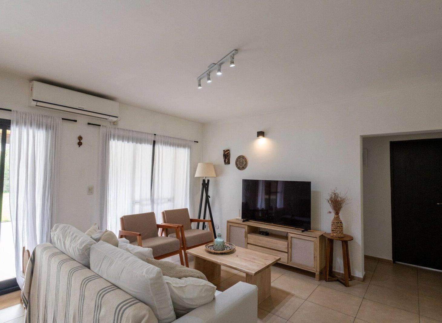 VENTA CASA 5 AMBIENTES - ROBLE JOVEN PILAR
